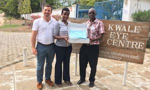 Der Weidenauer Augenarzt Dr. Sebastian Briesen hat mithilfe von Spenden seiner Patienten dringend benötigtes chirurgisches Material in eine Augenklinik nach Kenia gebracht.