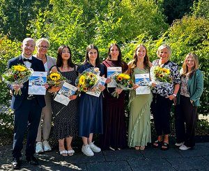 Im Namen des Diakonie Klinikums gratulierten Brigitte Reber (2. von links) aus dem OP-Team sowie (von rechts) die Praxisanleiterinnen Lea Lütticke und Manuela Scherz den neuen OTA-Fachkräften Lilliet Wilhelm, Nezaket Nur Baysal, Ikra Kazanc, Joudy Hamshoro und Remo Ciraldo.