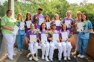 Geschafft: An der Schule für Pflegeberufe am Diakonie Klinikum in Kirchen freuen sich die zwölf frisch gebackenen Gesundheits- und Krankenpflegehelfer mit ihrer Kursleiterin Ursula Brühl (2. von rechts) über ihr bestandenes Examen.