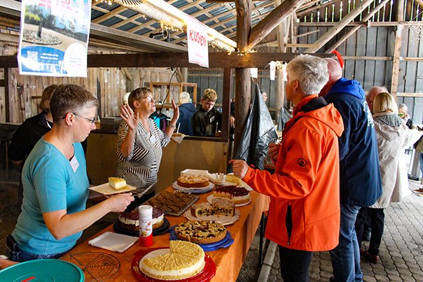 Großer Andrang herrschte beim Apfelfest am Ökumenischen Hospiz Kloster Bruche einmal mehr beim Kuchenbuffet. 40 Kuchen verschiedenster Sorte standen zur Auswahl.