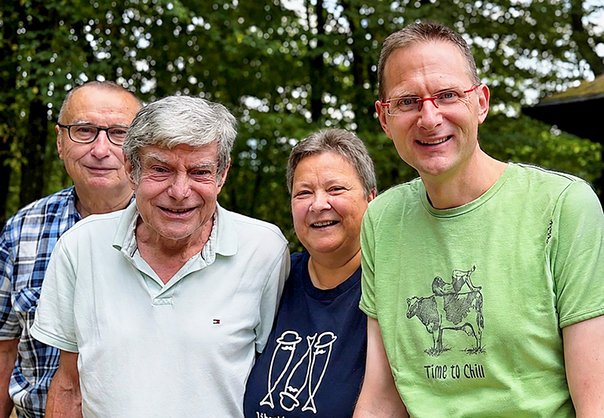 Die Chefärzte der orthopädischen Klinik im „Bethesda“ (von rechts) Dr. Kai Drastig und Dr. Birgit Schulz mit den ehemaligen Chefärzten Dr. Patrick Sweeney und Dr. Erich Lange beim Grillfest-Wiedersehenstreffen. 