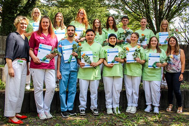 Schulleiterin Karola Jockel (links) und Kursleiterin Lisa Friese (rechts) gratulierten den 14 Pflegefachfrauen und -männern, die nach dreijähriger Ausbildung an der Schule für Pflegeberufe in Kirchen nun ihr Examen in der Tasche haben.